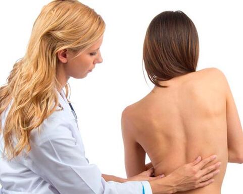 il medico esamina la schiena per il dolore lombare